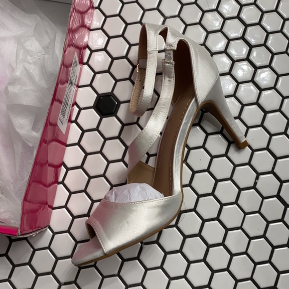 NIB Dream pairs white satin Nile heels size 7 - Picture 9 of 10